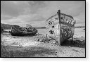 HDR Cimetiere a bateaux B&W scheepskerkhof scheepswrakken scheepswrak urbex quelmer rance bretagne frankrijk kerkhof schip schepen boot boten graffiti strand zwart wit foto